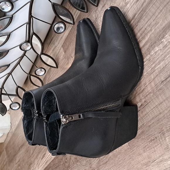 Leather side zip ankle booties - Picture 4 of 11